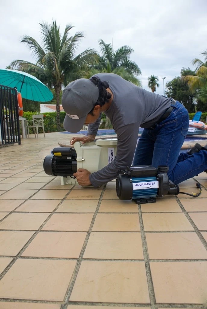 Técnico realizando mantenimiento de motobombas en Cali